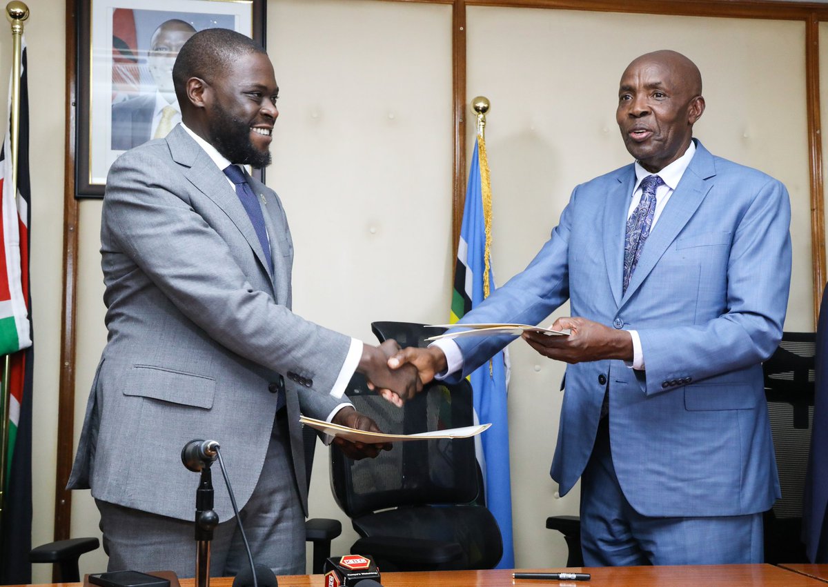 EduMinKenya's tweet photo. Cabinet Secretary for Education Ezekiel Machogu today signed an MoU with the Governor of Nairobi County Hon. Johnson Sakaja to feed 400,000 learners in public ECDE and public primary school under the school meals programme in the area.
#Schoolfeedingprogramme
#EducationReforms https://t.co/SMFGiJU6Nv