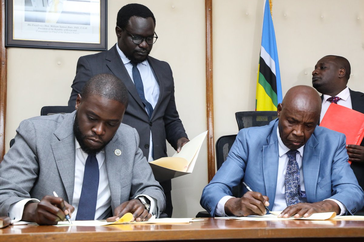 EduMinKenya's tweet photo. Cabinet Secretary for Education Ezekiel Machogu today signed an MoU with the Governor of Nairobi County Hon. Johnson Sakaja to feed 400,000 learners in public ECDE and public primary school under the school meals programme in the area.
#Schoolfeedingprogramme
#EducationReforms https://t.co/SMFGiJU6Nv