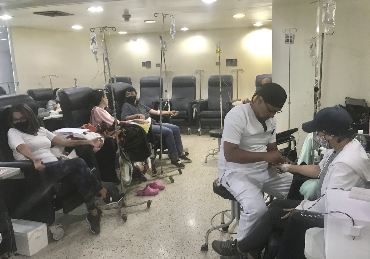 #Hoy lunes. Sala de quimioterapia hoy atiende 26 pacientes que reciben su ciclo de tratamiento diseñados por sus médicos según cada requerimiento. #PorUnSeguroMasSocial <a href="/NicolasMaduro/">Nicolás Maduro</a> <a href="/MagaGutierrezV/">Magaly Gutiérrez Viña</a> <a href="/Somosivss/">Instituto Venezolano de los Seguros Sociales</a>