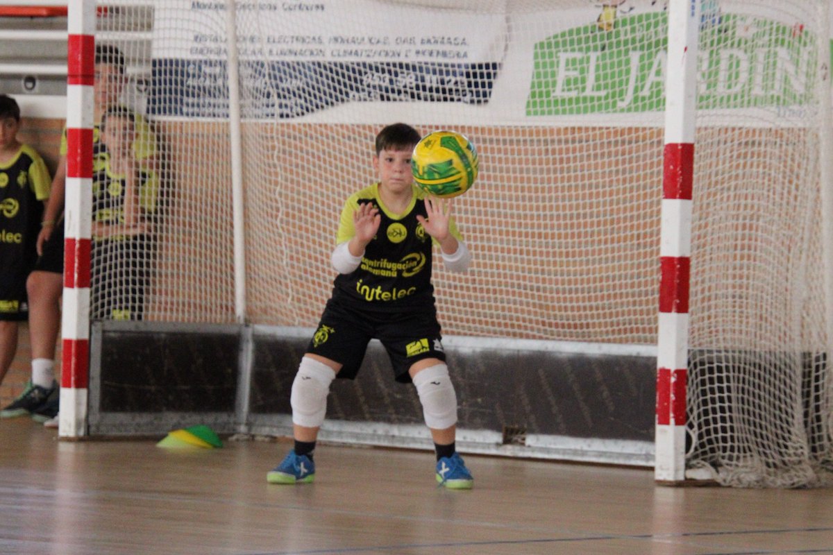 JaenFS's tweet photo. 👏 ¡Día completado en Alcalá la Real!

⚽️ Espectacular jornada de fútbol sala en el campus de verano de @JaenFSplus

😃 ¡Mañana hay mucho más!

#SomosJaén💛 https://t.co/ecZSQGsp7U