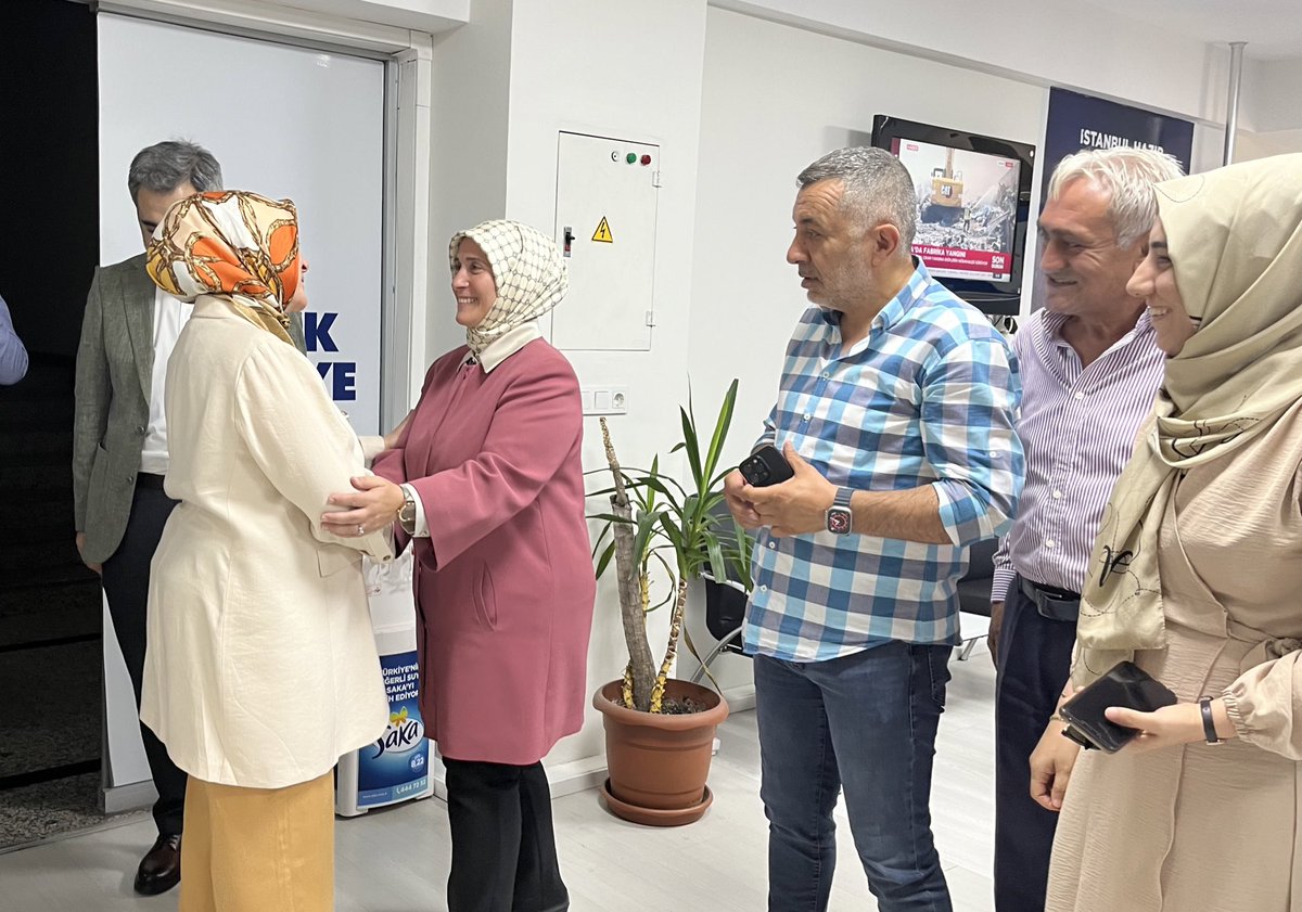 GulayseDurak's tweet photo. İlçe Başkanlığımız @burakcifci34 nezdinde ilçemizi ziyarete gelen Milletvekilimiz Sn. @tugbaisikercan hanımefendiye nazik ziyaretleri için teşekkür ediyorum. 
#Yenidenİstanbul https://t.co/1ZB1aK8JXL