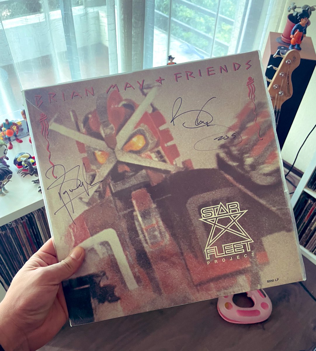 RainieroGF's tweet photo. @DrBrianMay presentó la reedición de los 40 años del proyecto que realizó en un momento de pausa con Queen. Lo mejor de todo es la colaboración junto a @eddievanhalen. Ahora sale edición completa de estas sesiones. La copia firmada por Brian May y Roger Taylor! #starfleetproject https://t.co/wq9fU8jqLM