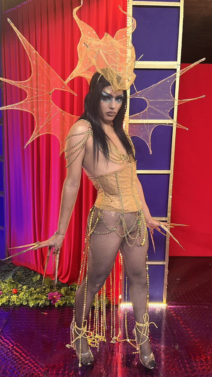 NextTopDragaQ's tweet image. 8 capítulo | Todo lo que brilla es oro 🌟 
@venomicaca  fue la eliminada de la #semifinal despues de un cardiaco #lipsyncchallenge y nos  presenta este look , ¿Que te pareció el reto? 

youtu.be/h0VVX7Hj9DU