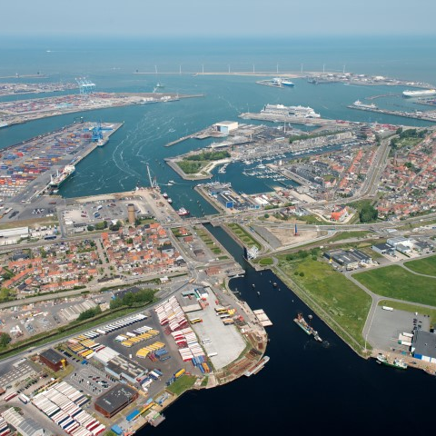 PortofAntBruges's tweet photo. Afgelopen vrijdag heeft de Vlaamse Regering kennisgenomen van de voorontwerpen projectbesluit ‘Westelijke Ontsluiting Waaslandhaven’ én projectbesluit ‘Nieuwe Sluis Zeebrugge’. Beide projecten hebben een cruciale impact op onze economische rol als #wereldhaven. Meer info op 👉 https://t.co/t0GlfKVfvq