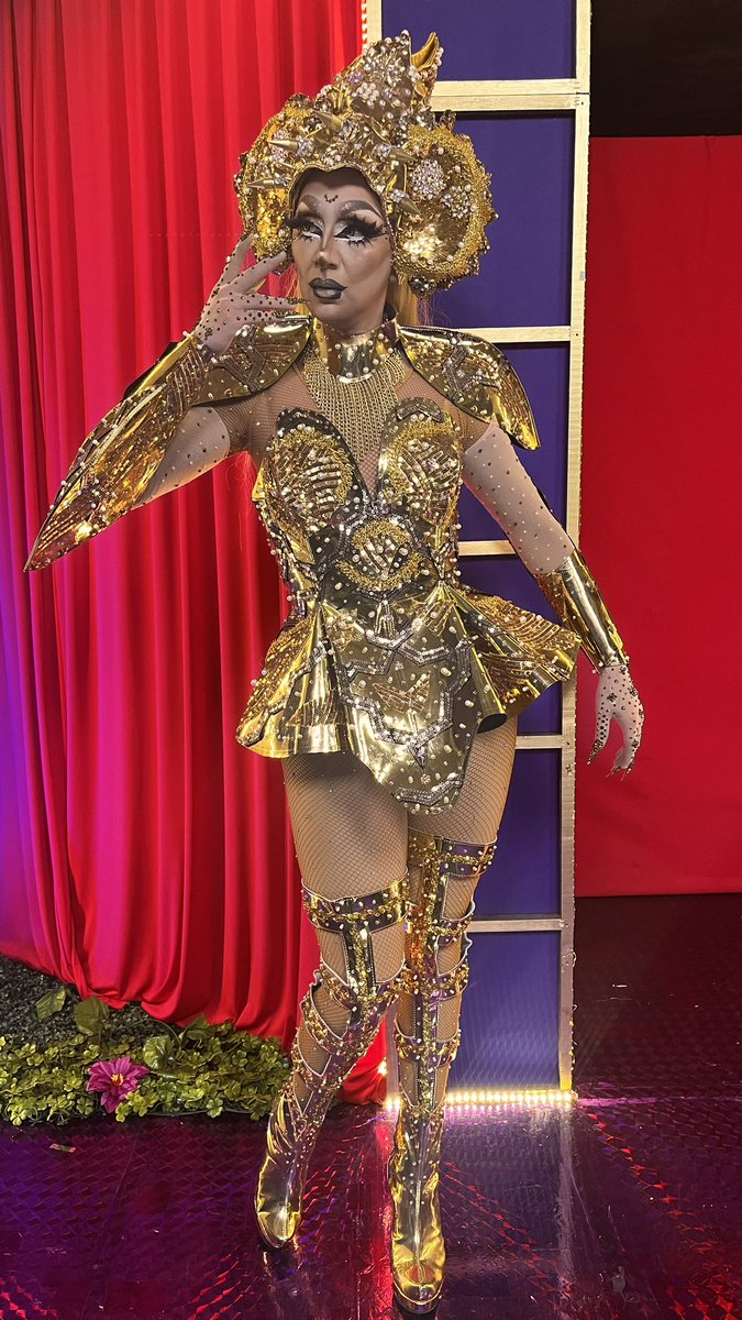 NextTopDragaQ's tweet image. 8 capítulo | Todo lo que brilla es oro 🌟 
@brisa_stelar  logró su pase a la #final  después de un cardiaco #lipsyncchallenge y nos  presenta este look , ¿Que te pareció el reto? 

youtu.be/h0VVX7Hj9DU