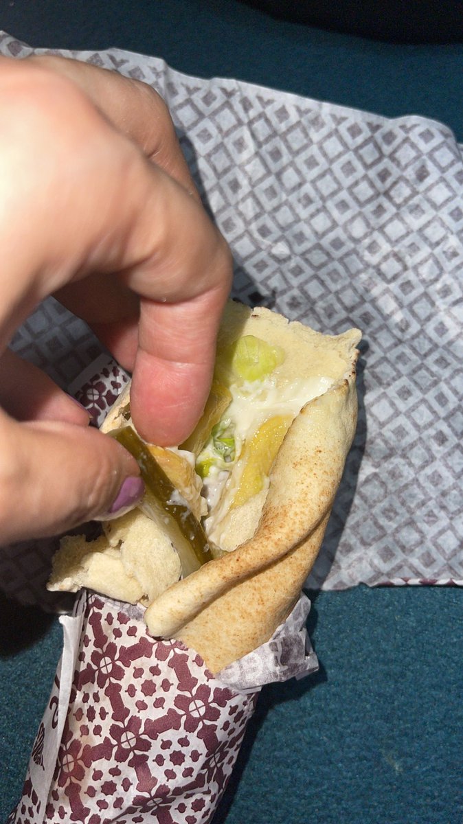 amoolcoool's tweet photo. @ShawarmerCare 
مرحبا 
امس طلبت اربع شاورما مع 3 بوكس عربو ولما فتحت الشاورما كلها مايونيز وبطاطس الا نصها والدجاج نتفتين باخر الشاورما وقيمتكم نص دجاجه واخر شي توكلونا مايونيز https://t.co/WPsnLcIvVC