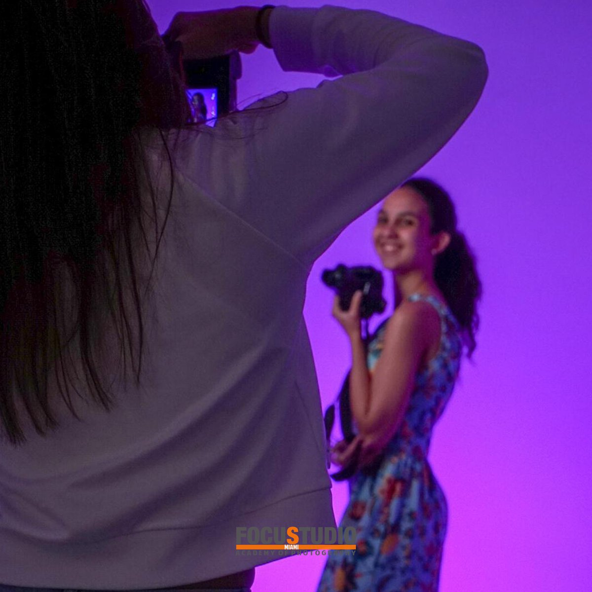 Focustudiomiami's tweet image. El aprendizaje es un tesoro que seguirá a su dueño a cualquier lugar. Estudia Fotografia profesional. 

#photoshoot #softbox #prophoto #strovelight #studioshots #learnphotography #aprendefotografia #clasesdeiluminacion #barbie #barbiepremier