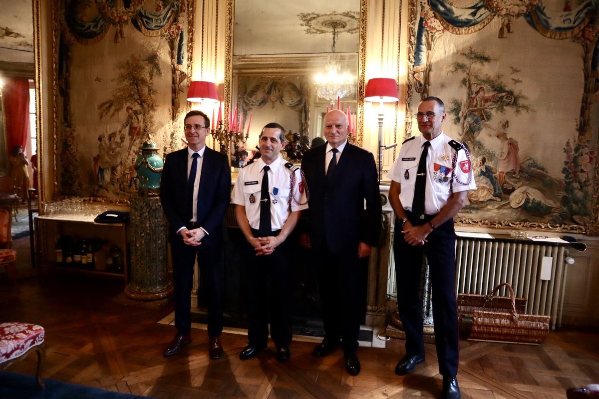 🎖️#merite | Xavier Rigaud, Lieutenant-colonel au service d’incendie et de secours du Val-d’Oise (SDIS 95) a reçu les insignes de chevalier de l’Ordre National du Mérite.

🎖️ Créé en 1963 par le Général de Gaulle, cet ordre national reconnaît les services rendus à la nation.

🚒