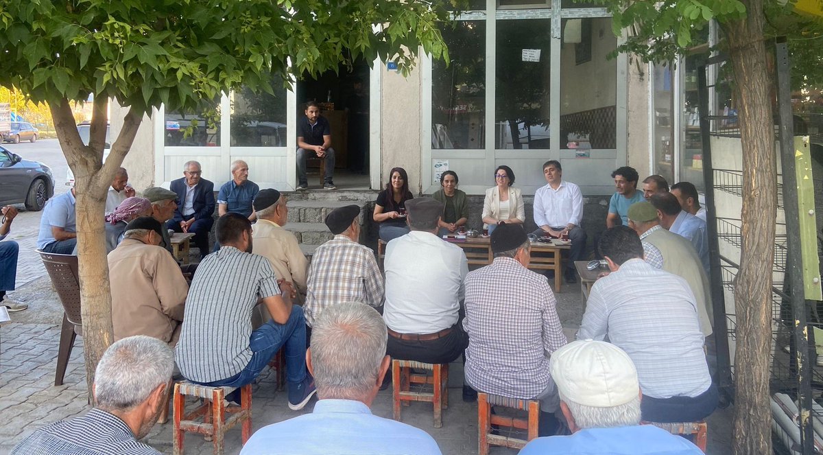 Bugün de #Muş Merkez ve #Serinova Beldesi'nde halkımızla bir araya geldik. Değişim, yeniden yapılanma ve örgütlenme sürecinde eleştiri ve önerileri ile bize güç veren halkımıza teşekkür ediyoruz. @HDP_MUSresmi @musyesilsol @tiryaki_rustu