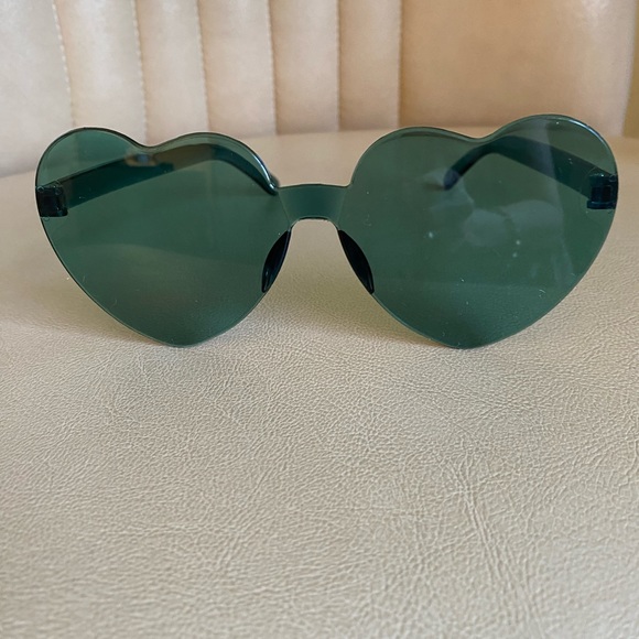 TheCuteHunter's tweet photo. So good I had to share! Check out all the items I'm loving on @Poshmarkapp #poshmark #fashion #style #shopmycloset #danskinnow #rampageclothingcompany: https://t.co/S6bNrGZ96v https://t.co/1Ds34uHrkU