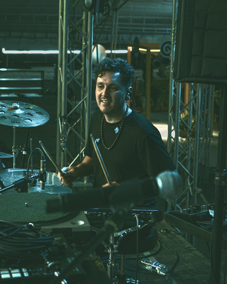 josepelaezdrum's tweet photo. Me vi soñando sobre el ritmo, y con la motricidad de un niño que suelta sus brazos cuando va sobre la bici, me imaginé tocando la bateria. Lo escuché en mi cabeza y lo recreé en las tardes después del colegio, con audífonos dándole a las almohadas de cubierta verde. https://t.co/Cwfoox4vtN