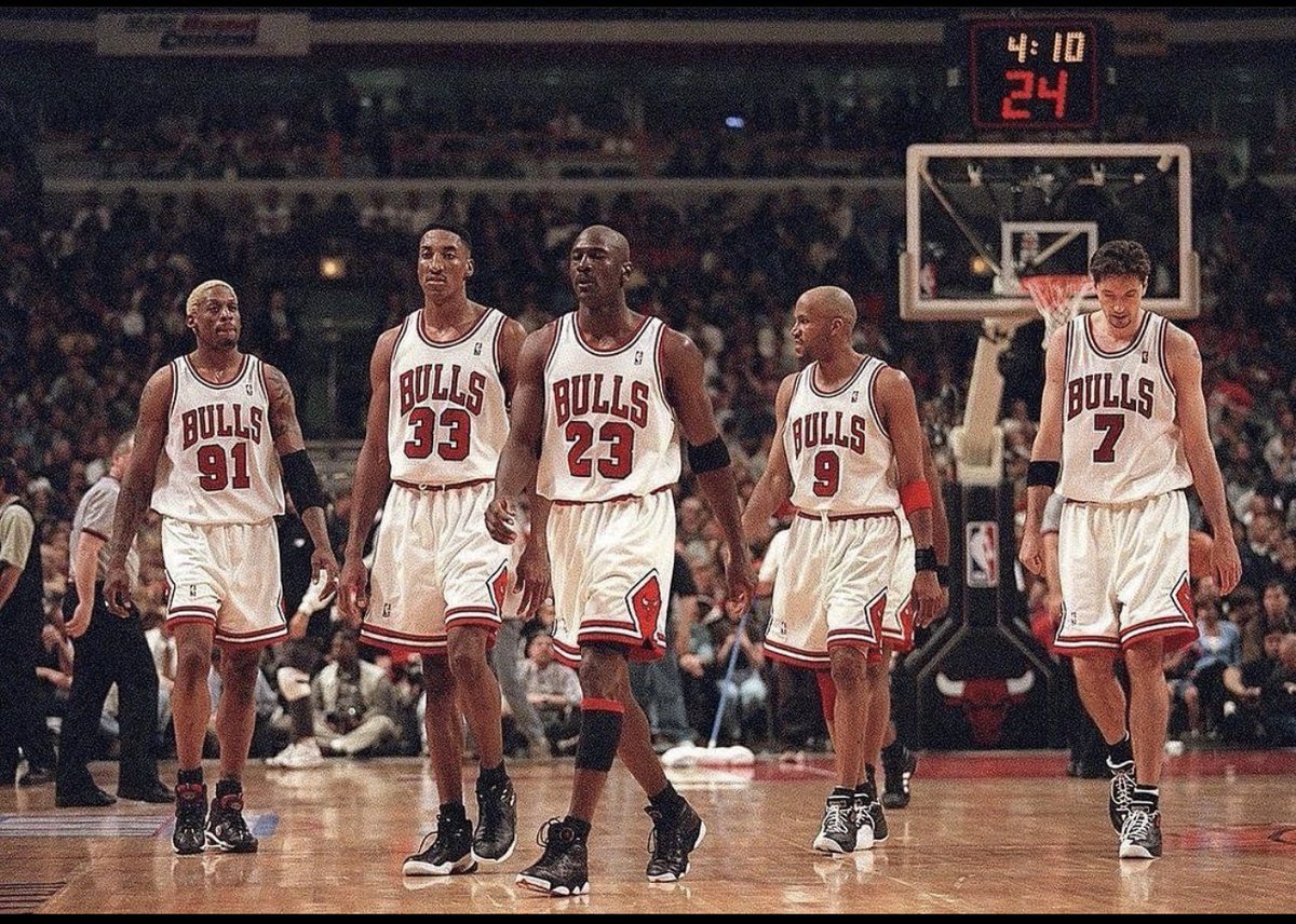 PasionBasketNBA's tweet photo. Un periodista preguntó una vez a Michael Jordan sobre si sus Bulls de los 90 podrían derrotar a Los Ángeles Lakers del 2020 que salieron campeones:

+ Si, completamente

- ¿De cuánto crees que ganaríais?

+ De 2 o 3 puntos

- ¿Tan poca diferencia?

+ Si, muchos de nosotros tenemos ya 60 años

Simplemente 🐐
