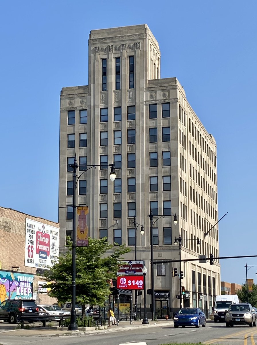 JGrantGlover's tweet photo. The West Town State Bank building at Western and Madison. Once the center of a bustling neighborhood commercial district. Now an oddball in a sea of parking lots and car-oriented businesses. A striking reminder of disinvestment on Chicago’s West Side. https://t.co/J9BgoyHd9Q