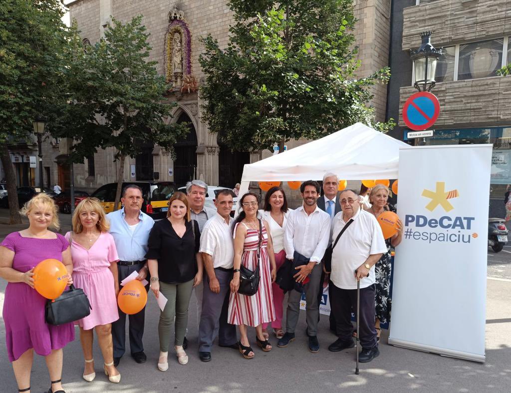convergents_cnv's tweet photo. Avui fem parada informativa a la Rambla de Catalunya de Barcelona  amb el cap de llista de @CiuEspai @roger_mont i el President de #Convergents @germa_gordo https://t.co/d2jhFDWhl7