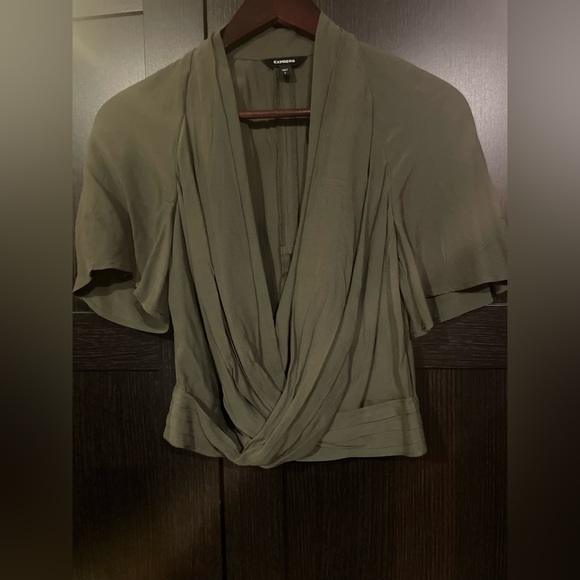 NPoshmark's tweet photo. So good I had to share! Check out all the items I'm loving on @Poshmarkapp #poshmark #fashion #style #shopmycloset #youngfabulousbroke #express #paige: https://t.co/U0AGqF6lUg https://t.co/fINKfTVqfD
