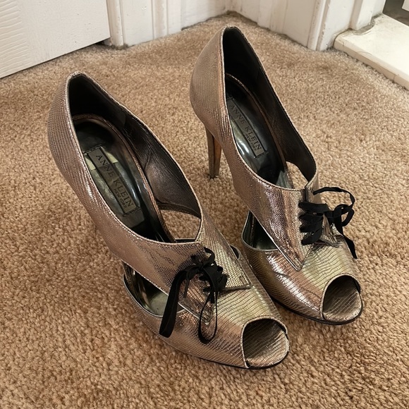 Bobby02816667's tweet photo. So good I had to share! Check out all the items I'm loving on @Poshmarkapp from @ReinaPe88740920 #poshmark #fashion #style #shopmycloset #anneklein #hallejoy #cherokee: https://t.co/TjRFgzNM4z https://t.co/WMO5G1AP68