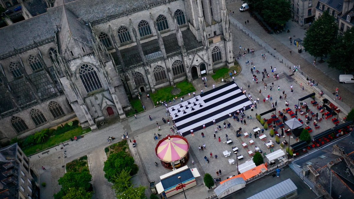Déploiement d’un drapeau breton géant place Saint-Corentin à Quimper lors du #WorldEmojiDay. L’occasion de fêter le centenaire du Gwenn ha du et de rappeler aux GAFAM que nous attendons toujours l'emoji drapeau breton ! 🏳️🏴✊