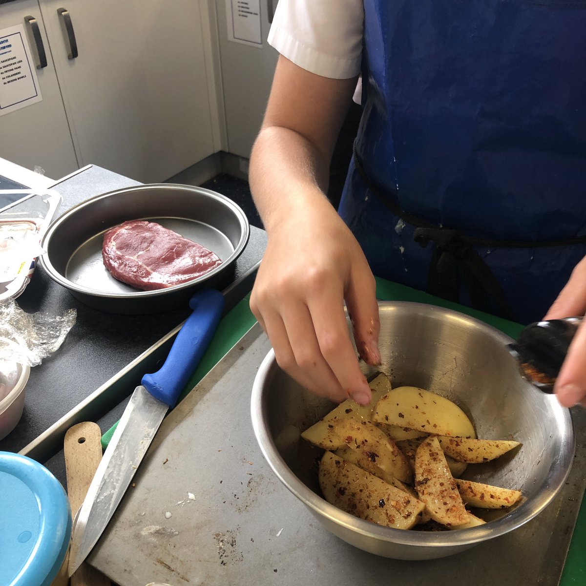 MrDBeesley's tweet photo. Super impressed by our Yr 8s in their final food practical assessment today @gordanosch Two recipes from Grandmothers, a variety of ideas &amp; 20 young people cooking without assistance 👩‍🍳 👨‍🍳 👏🏻 #lifeskills https://t.co/ttDshf00Ns
