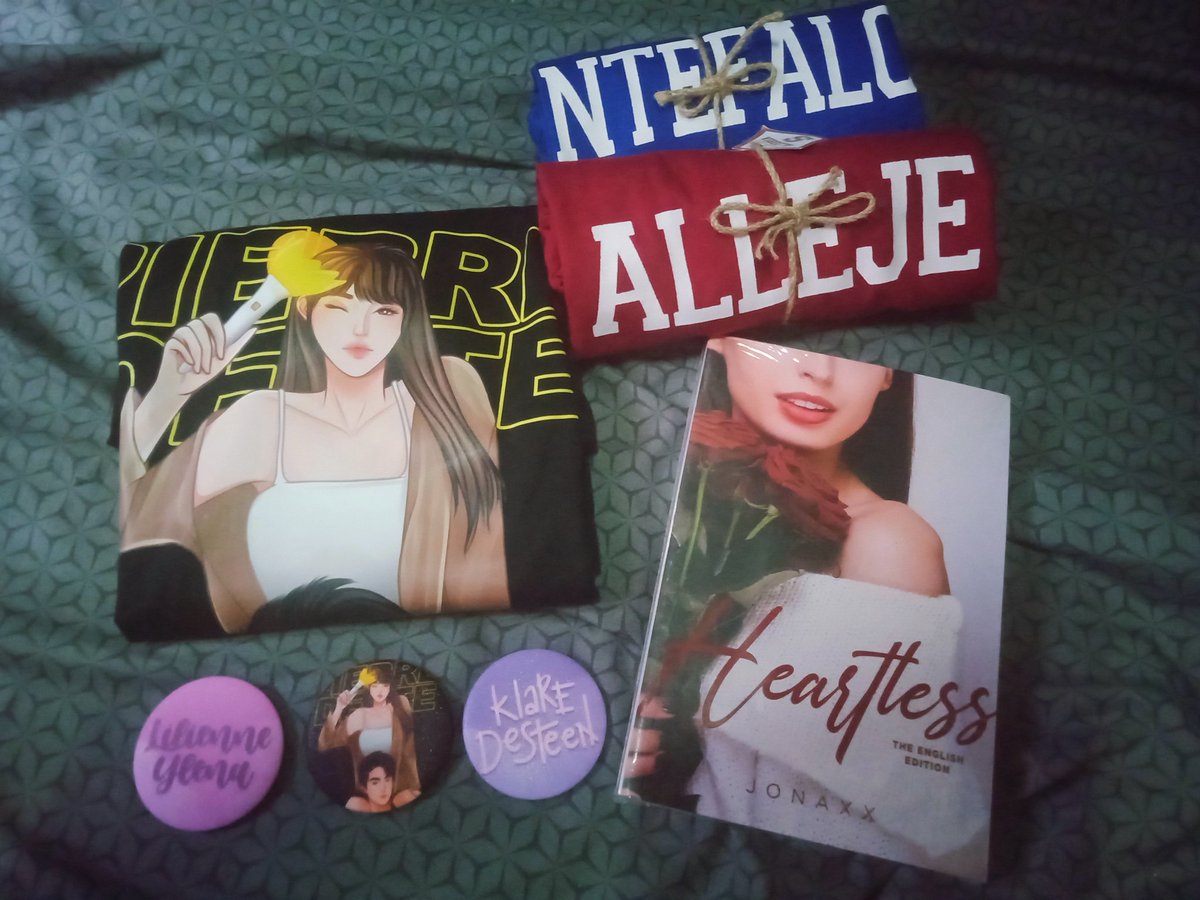 nikkiiireads's tweet image. mga umuwing budol 😍 thank you so much for this @FandomBoxx at ate isme! 💖
