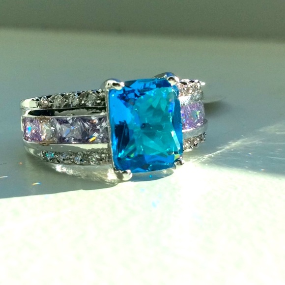 DarylDeVault's tweet photo. So good I had to share! Check out all the items I'm loving on @Poshmarkapp from @Deester38 @ChristineRunyo3 #poshmark #fashion #style #shopmycloset #bluetopaz #elan: https://t.co/FZzNTM2dI4 https://t.co/nlx7wO3jbU