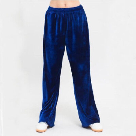lesbiunhhh's tweet photo. So good I had to share! Check out all the items I'm loving on @Poshmarkapp #poshmark #fashion #style #shopmycloset #bobmackie: https://t.co/1CLZ8cJuZD https://t.co/hk5wQqiN5P