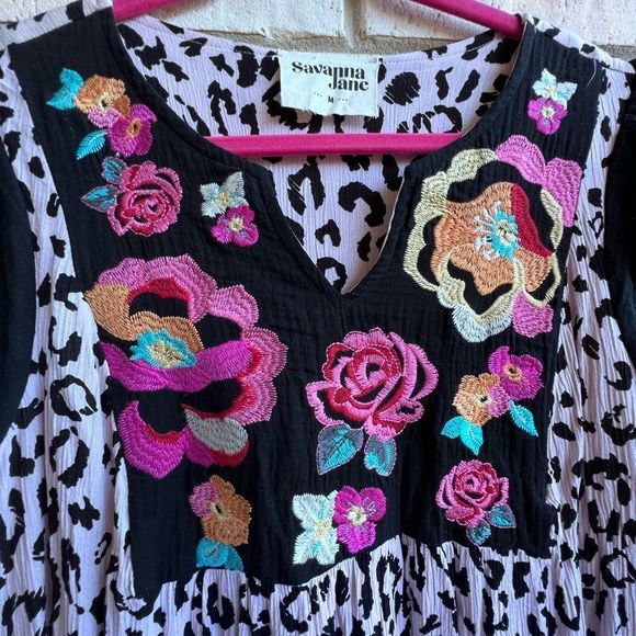 LadyBugLora1964's tweet photo. So good I had to share! Check out all the items I'm loving on @Poshmarkapp from @LPosher #poshmark #fashion #style #shopmycloset #louisvuitton #flowers: https://t.co/O3ZRrhXg76 https://t.co/aFu0K1sO7b