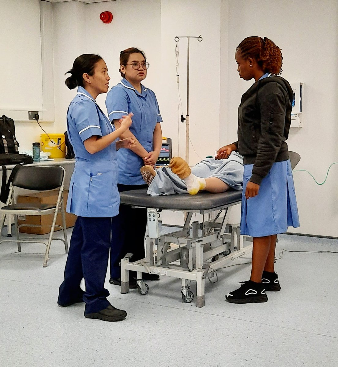 EducationDivB's tweet photo. CAN YOU MANAGE A DETERIORATING PATIENT CONFIDENTLY?  Over the few days we have been refreshing the skills of our new Internationally Educated Nurses so that they can confidently manage a deteriorating patient in their new clinical areas. Welcome to @UHSFT! @PaulR_ED @Ch4rd_C https://t.co/1TceJPkEuO