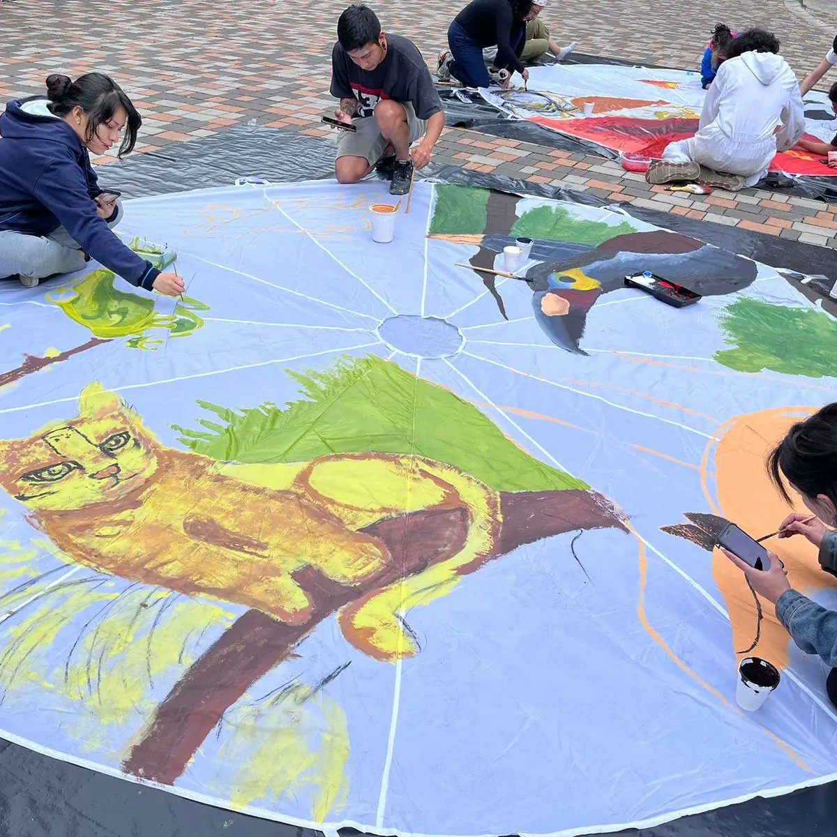 ccbc_bellavista's tweet photo. ⭐ CulturaEnQuito l
Hoy vivimos una fiesta junto a los estudiantes de la Facultad de Artes de la @lacentralec , con el profe Edison Vaca; por iniciativa de la artista Consuelo Méndez Burneo, nos activamos en el #MotherEarthProject, artistas construyendo futuro.🌏

#QuitoRenace https://t.co/V7SdgU3WDG