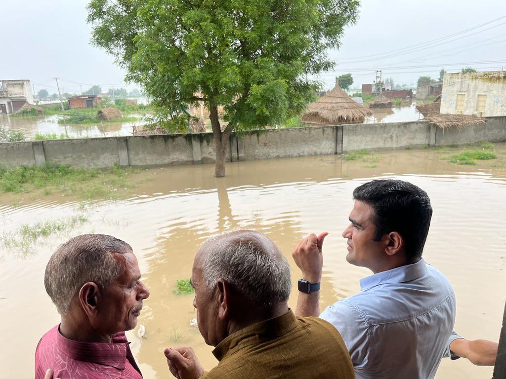 Last few days were tough, life is slowly coming back to normal in around 50 villages affected by flood. Now, onto the restoration work. All departments are working round the clock to restore essential services. @cmohry @IASassociation @thebetterindia