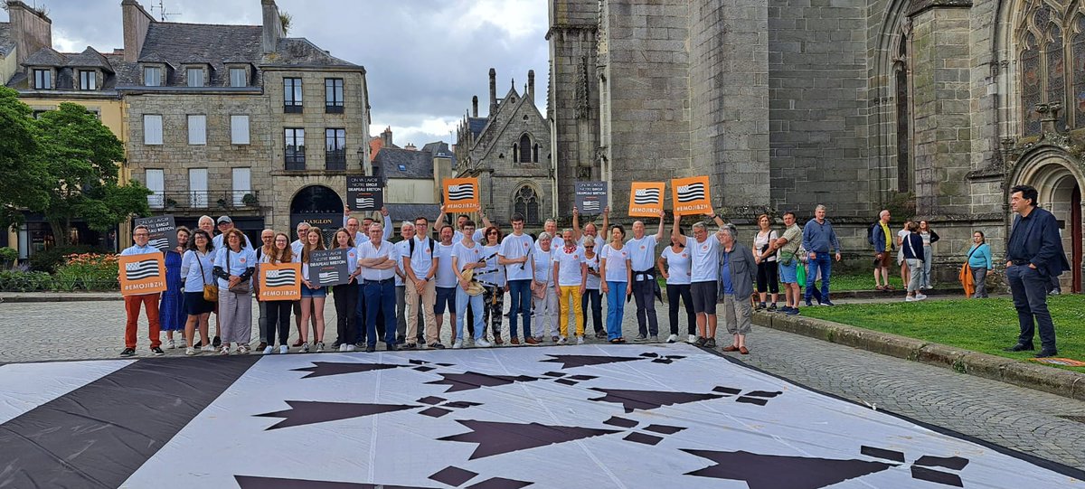 😘 Merci à tous les bénévoles pour ce flash mob emoji réalisé pour le #WorldEmojiDay ! Merci @Villedequimper pour l’organisation et à l’Atelier Le Mée pour le prêt du drapeau 🏳️🏴 ! #emojibzh #Bretagne #Quimper