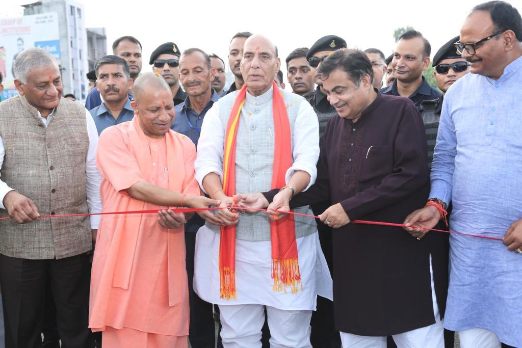 BJP4UP's tweet image. रक्षा मंत्री श्री @rajnathsingh, सड़क, परिवहन व राजमार्ग मंत्री श्री @nitin_gadkari एवं मुख्यमंत्री श्री @myogiadityanath की गरिमामयी उपस्थिति में लखनऊ में 3300 करोड़ रुपए से अधिक की लागत की 2 राष्ट्रीय राजमार्ग परियोजनाओं का लोकार्पण और शिलान्यास हुआ।

#BJP4IND #BJP4UP