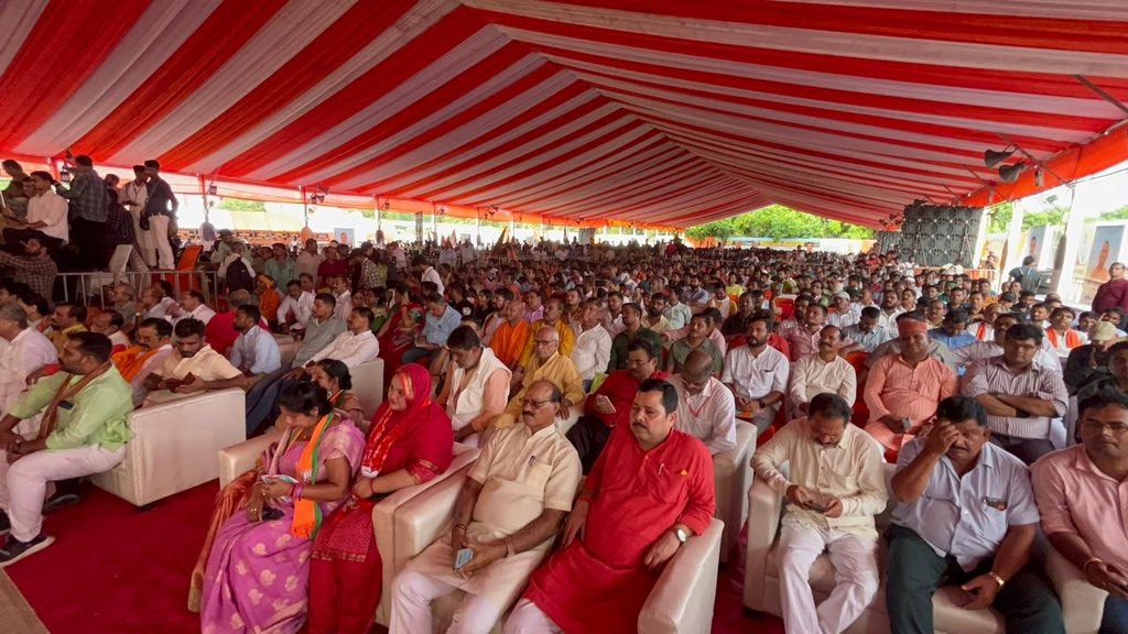 BJP4UP's tweet image. रक्षा मंत्री श्री @rajnathsingh, सड़क, परिवहन व राजमार्ग मंत्री श्री @nitin_gadkari एवं मुख्यमंत्री श्री @myogiadityanath की गरिमामयी उपस्थिति में लखनऊ में 3300 करोड़ रुपए से अधिक की लागत की 2 राष्ट्रीय राजमार्ग परियोजनाओं का लोकार्पण और शिलान्यास हुआ।

#BJP4IND #BJP4UP