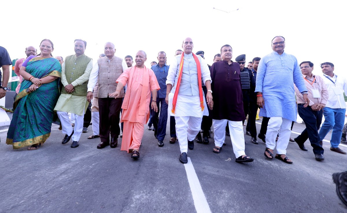 BJP4UP's tweet image. रक्षा मंत्री श्री @rajnathsingh, सड़क, परिवहन व राजमार्ग मंत्री श्री @nitin_gadkari एवं मुख्यमंत्री श्री @myogiadityanath की गरिमामयी उपस्थिति में लखनऊ में 3300 करोड़ रुपए से अधिक की लागत की 2 राष्ट्रीय राजमार्ग परियोजनाओं का लोकार्पण और शिलान्यास हुआ।

#BJP4IND #BJP4UP