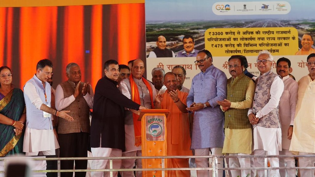 BJP4UP's tweet image. रक्षा मंत्री श्री @rajnathsingh, सड़क, परिवहन व राजमार्ग मंत्री श्री @nitin_gadkari एवं मुख्यमंत्री श्री @myogiadityanath की गरिमामयी उपस्थिति में लखनऊ में 3300 करोड़ रुपए से अधिक की लागत की 2 राष्ट्रीय राजमार्ग परियोजनाओं का लोकार्पण और शिलान्यास हुआ।

#BJP4IND #BJP4UP