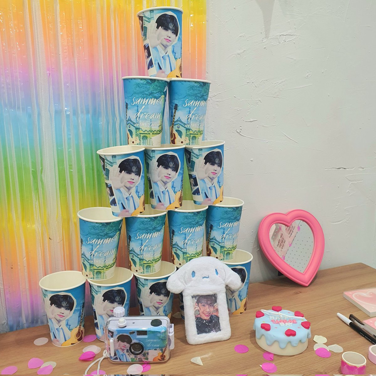 t_ryaaa0714's tweet photo. 📍 카페 드리미스페이스
❤️ summer dream with Taerae

내가 생각하는 카페는 아니여서 신기했음. 특전이랑 럭드 너무 예뻤음. 하지만.. 럭드가 마감된지 모르고 방문하여.. 럭드는 못했음. 굉장히 아쉬움😭 그래도 즐겁게 구경하고 왔음.

#태래가_온_여름을_기억할게요
#summer_dream_with_taerae https://t.co/RitwJdfjWo