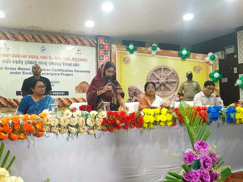 Sidac_Odisha's tweet photo. Hon'ble Minister, Smt. Rita Sahu felicitated GoldenGrass MasterCraftsperson in a ceremony at Town hall,Kendrapara organized by #Sankalp Kendrapara project in the presence of Chairperson Zilla Parishad, Kendrapara, Director Handicrafts &amp; other Govt officials. https://t.co/erbu6CI53i