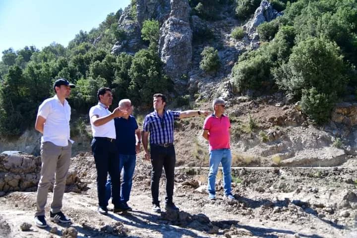 dsi_18_blgmd's tweet photo. #Eğirdir #Tepeli Köyü Gölet Rezervuarı temizlik çalışmaları tüm hızıyla devam ediyor.
Bölge Müdürümüz Sn.Rahmi Şahin, Bölge Müdür Yardımcımız Osman Erkan, 181.Şube Müdürü Hüseyin Ergin Erbaş ve Makina İkmal Şube Müd. Hayri Gölgeli bölgede incelemelerde bulundular. https://t.co/VREiJ0aJOO