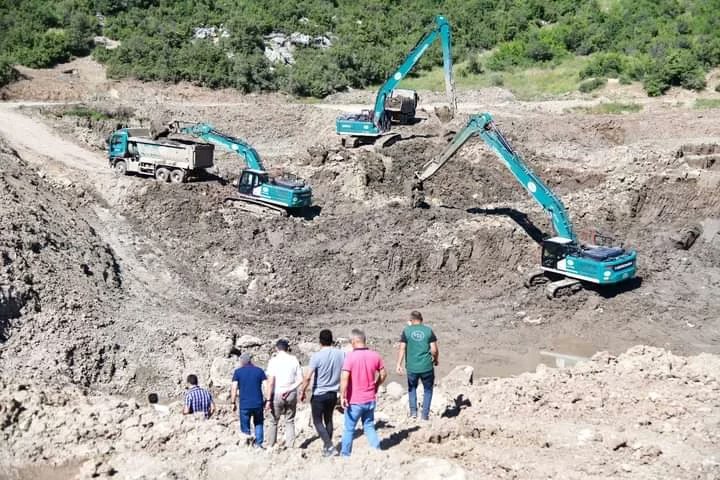 dsi_18_blgmd's tweet photo. #Eğirdir #Tepeli Köyü Gölet Rezervuarı temizlik çalışmaları tüm hızıyla devam ediyor.
Bölge Müdürümüz Sn.Rahmi Şahin, Bölge Müdür Yardımcımız Osman Erkan, 181.Şube Müdürü Hüseyin Ergin Erbaş ve Makina İkmal Şube Müd. Hayri Gölgeli bölgede incelemelerde bulundular. https://t.co/VREiJ0aJOO