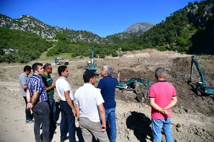dsi_18_blgmd's tweet photo. #Eğirdir #Tepeli Köyü Gölet Rezervuarı temizlik çalışmaları tüm hızıyla devam ediyor.
Bölge Müdürümüz Sn.Rahmi Şahin, Bölge Müdür Yardımcımız Osman Erkan, 181.Şube Müdürü Hüseyin Ergin Erbaş ve Makina İkmal Şube Müd. Hayri Gölgeli bölgede incelemelerde bulundular. https://t.co/VREiJ0aJOO