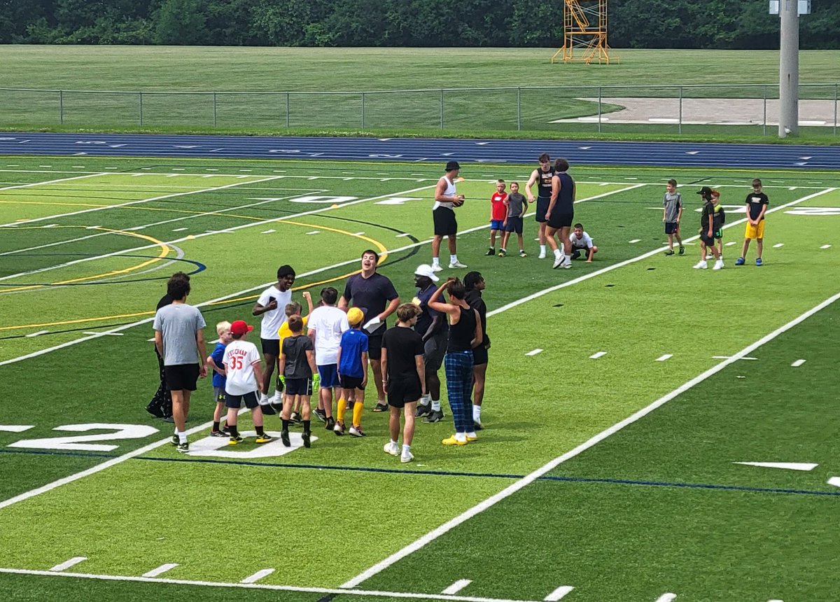 SalineFootball's tweet photo. Day 1 of youth camp is underway! @SalineCommEd @SalineAthletics https://t.co/onB2PBQk1W
