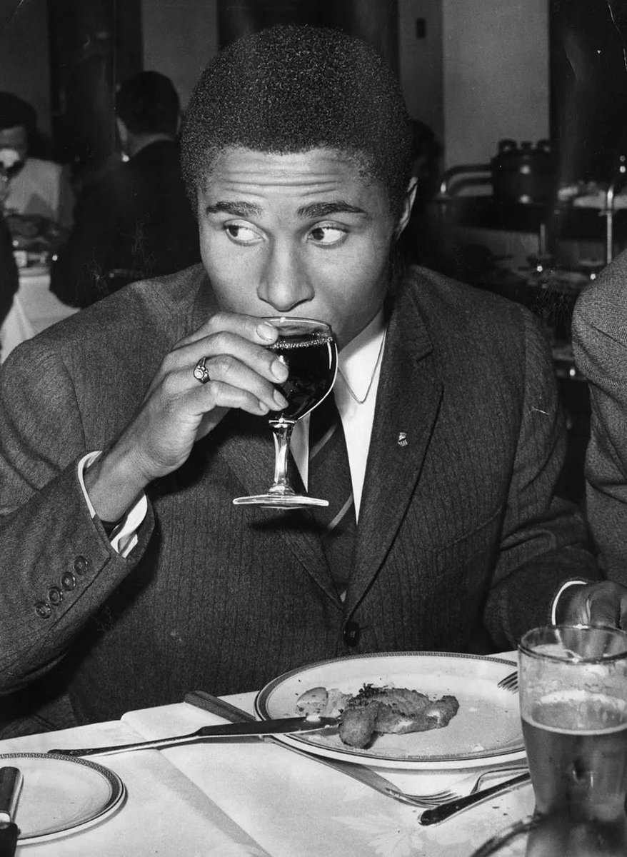 Eusebio living the dream: vinho, beer, chicken Kiev 🇵🇹
