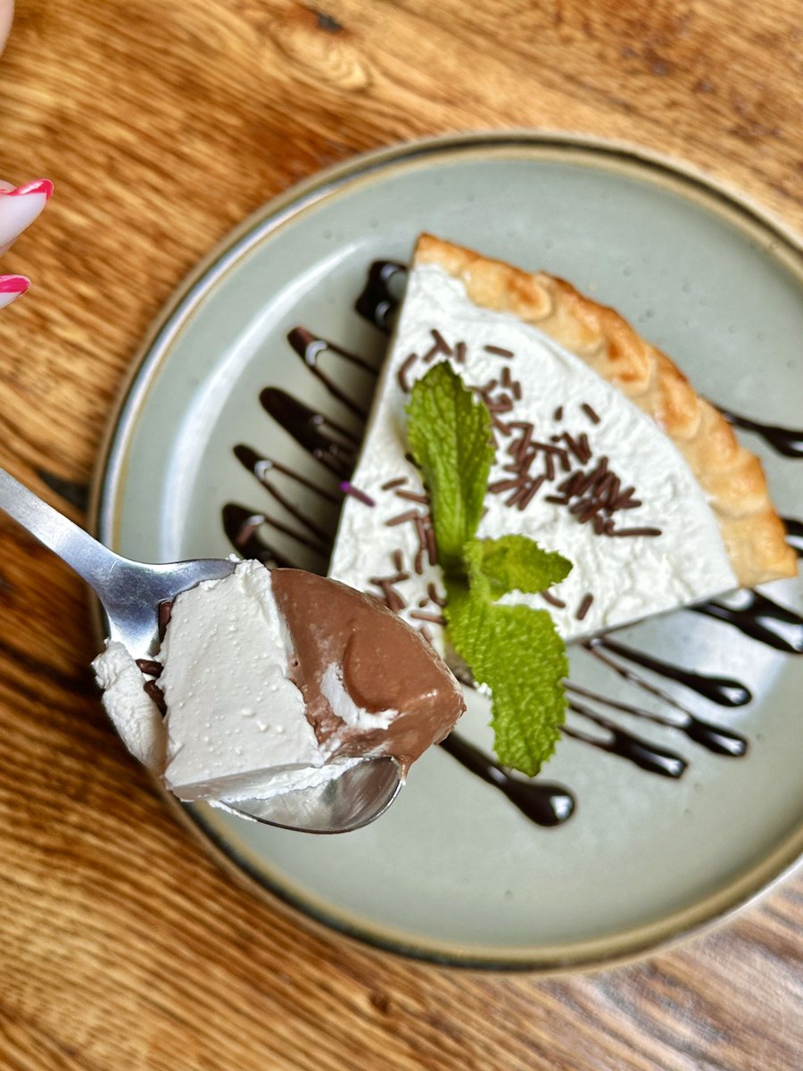 txjacksbarbecue's tweet photo. 🚨 NEW DESSERT 🚨

Chocolate Cream Pie 🍫🥧 Smooth chocolate pudding layered with light whipped cream topping on a flaky pie crust

Come try it and let us know what you think 🤟🏼💥 https://t.co/gbiCpLbR3D
