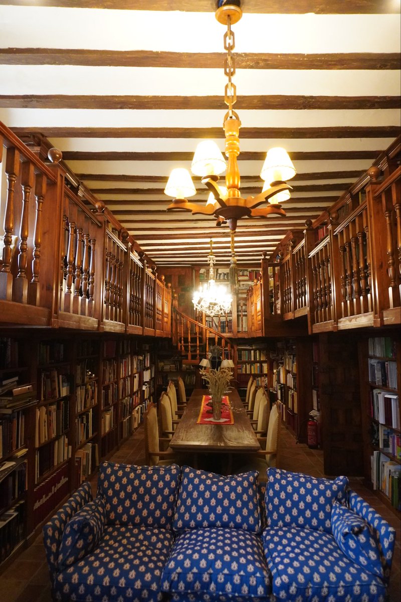 Daviddcoba's tweet photo. La descomunal y casi monacal biblioteca de Don José Ángel Márquez Muñoz, historiador y cronista oficial de su querida villa de Almazán (Soria). Con más de 5000 ejemplares, es seguramente una de las bibliotecas privadas más extensas de toda la provincia de Soria. https://t.co/Xs2kCpUr9p
