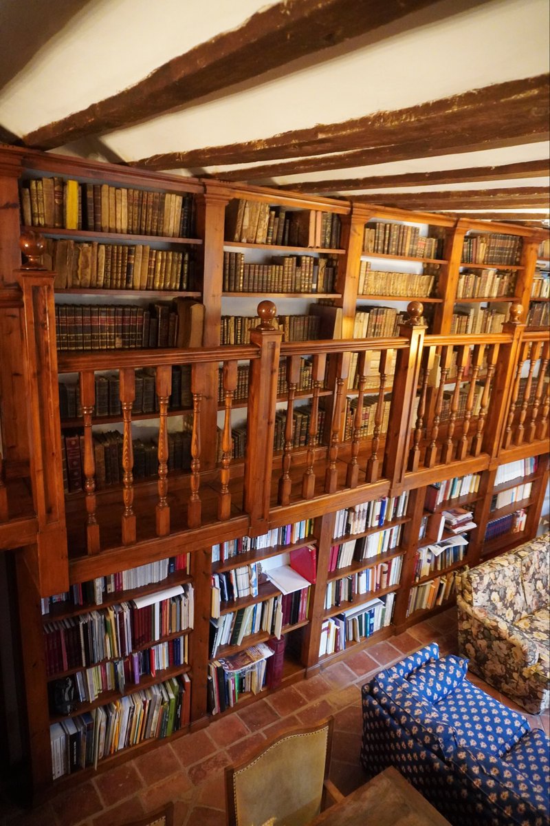 Daviddcoba's tweet photo. La descomunal y casi monacal biblioteca de Don José Ángel Márquez Muñoz, historiador y cronista oficial de su querida villa de Almazán (Soria). Con más de 5000 ejemplares, es seguramente una de las bibliotecas privadas más extensas de toda la provincia de Soria. https://t.co/Xs2kCpUr9p