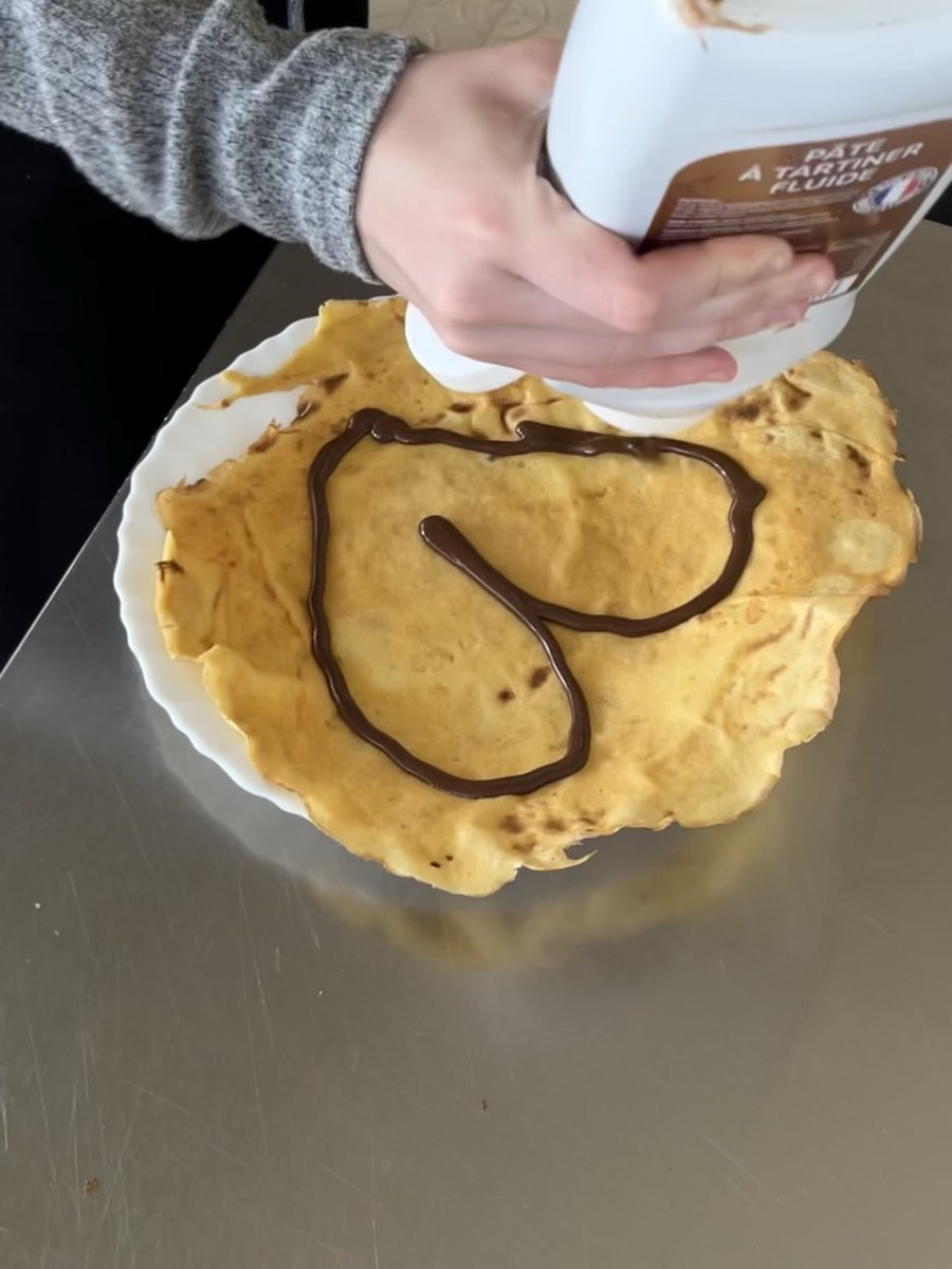 ghsmflofficial's tweet photo. Crêpe masterclass @ghsofficial https://t.co/LAK45PKwjy