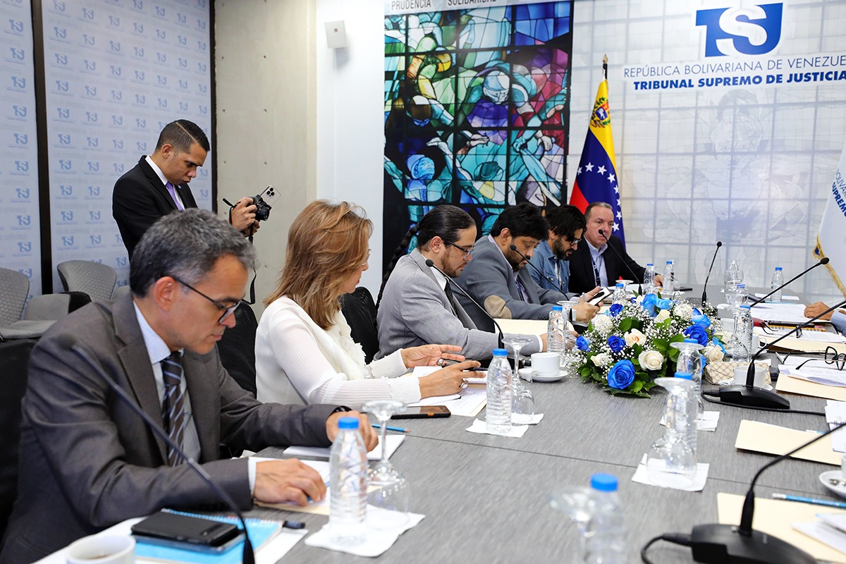 TSJ_Venezuela's tweet photo. TSJ revisa proceso de desalojos en materia inquilinaria en sesión interinstitucional de trabajo https://t.co/hEYRRX7VGG

#17Jul 
#TSJAvanza https://t.co/TE5KvCiFF5