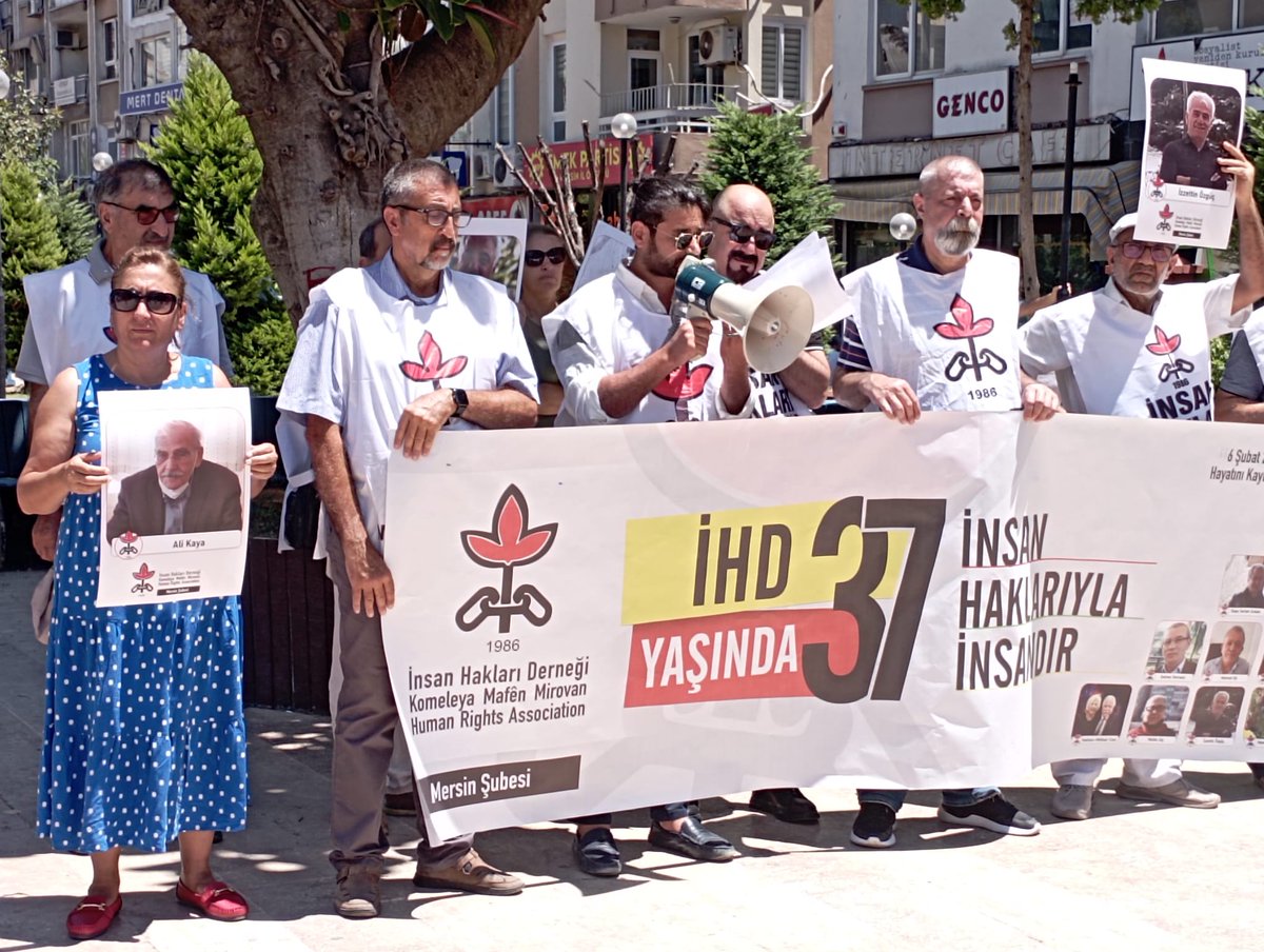 "İnsan Haklarıyla İnsandır..."

#ihd37yaşında