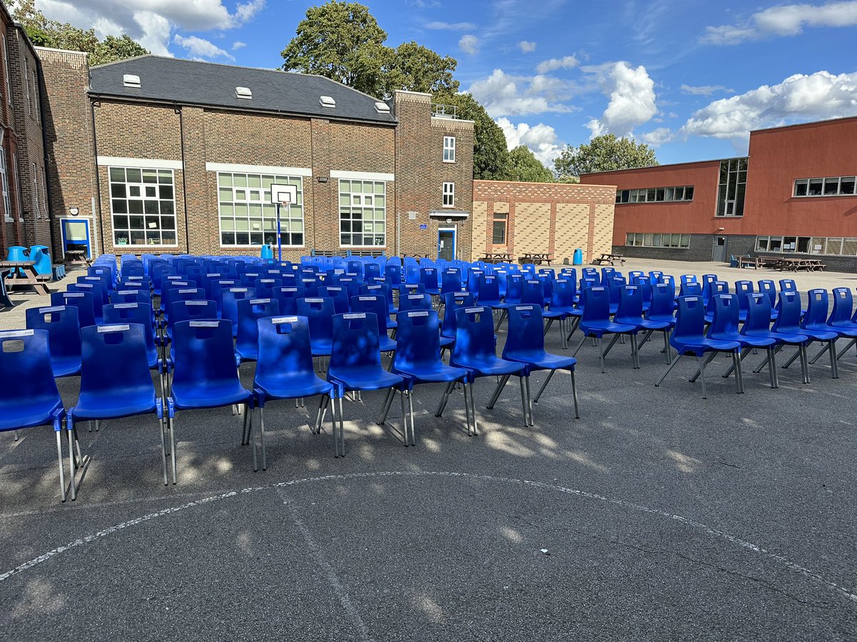 The stage is set for the 2023 DofE Certification Ceremony. 63 Bronze and 25 Silver Awards are due to be presented to Hatcham College students this evening. Many congratulations to everyone who has completed a DofE Award this year. @DofELondon @HabsHatcham #HatchamAdvantage #Proud