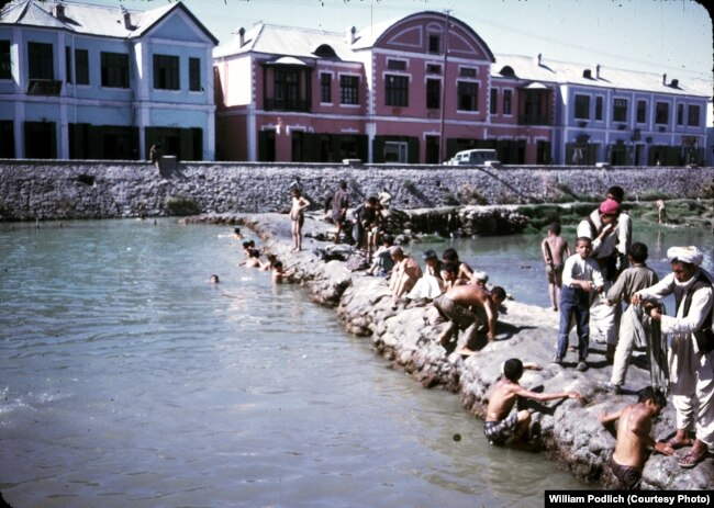 StephanAJensen's tweet photo. Swimming in Kabul River, Afghanistan - late 1960s 🇦🇫 https://t.co/evLs4kfIG5
