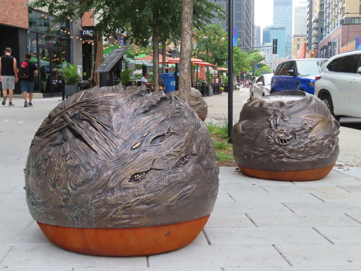 MesQuartiers's tweet photo. Une dizaine de bancs-sculptures ont fait leur apparition sur la rue Peel! De magnifiques oeuvres de Mc Snow et Kyra Revenko... Découvre-les en suivant ce circuit de 1,7km:
https://t.co/7CBfnu8xNp https://t.co/8G1CEG7hDY